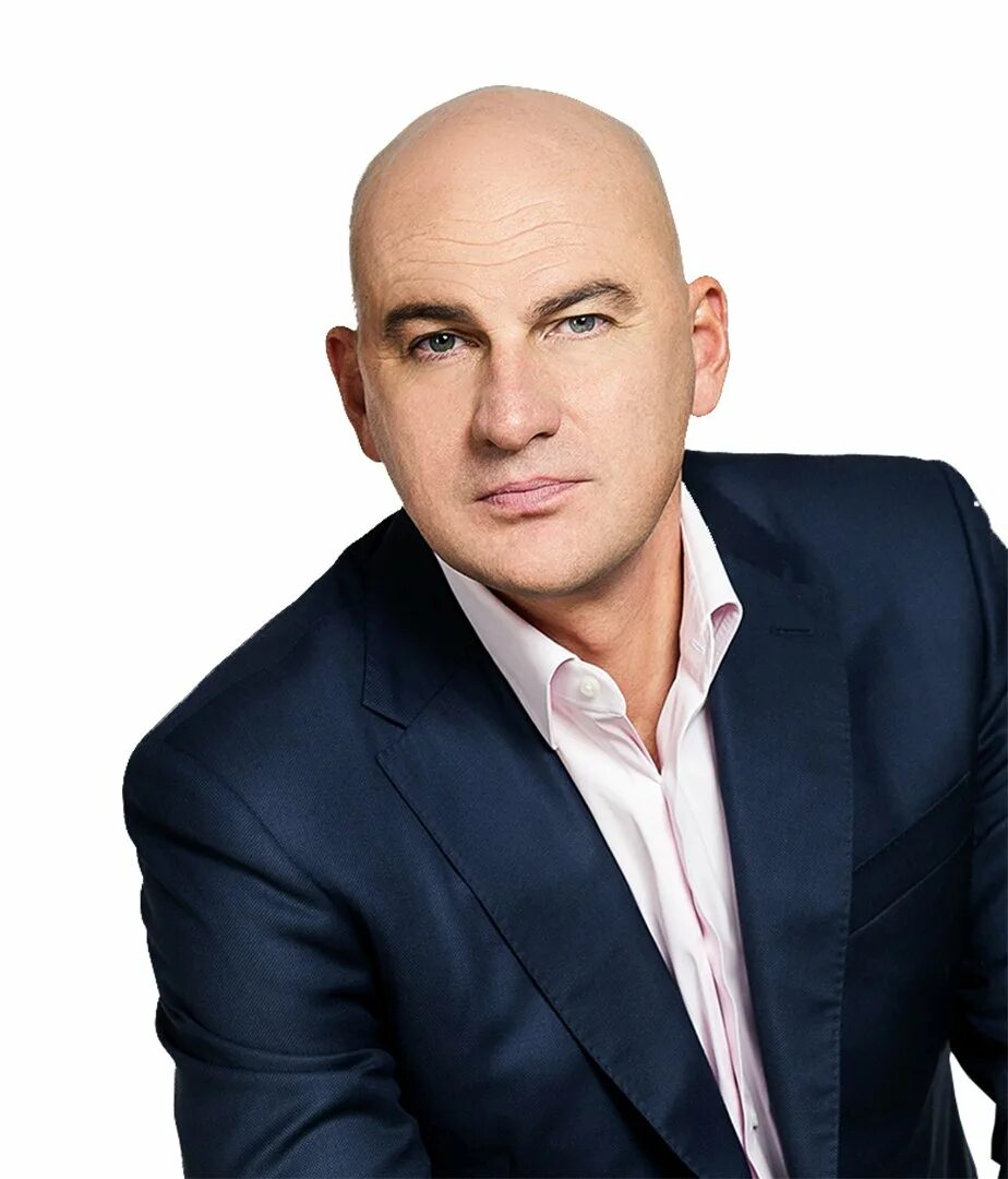 александр гандапас. лысые бизнесмены россии. лысый мужчина в офисе за столом. лысый бизнесмен. бизнесмен тренинг.