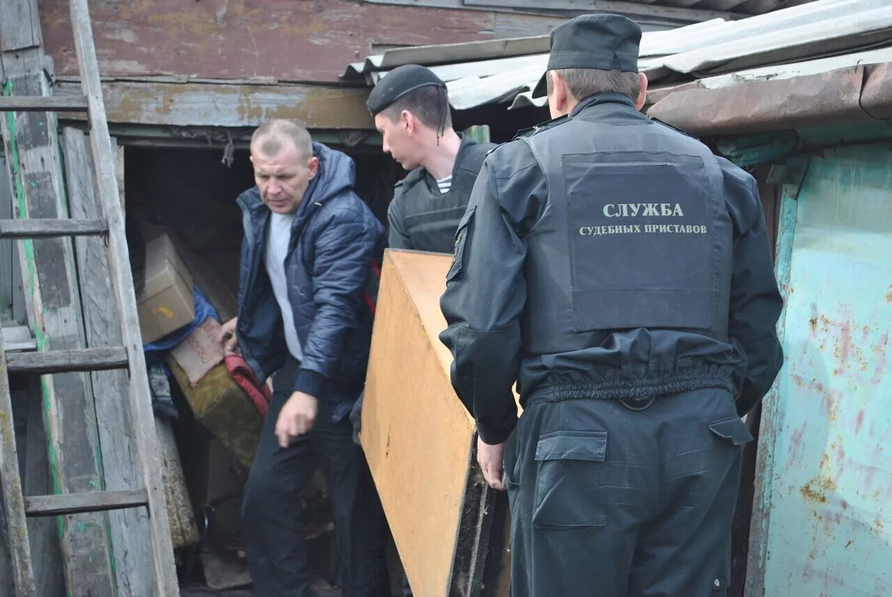 Изъятие имущества должника. Арест единственного жилья. Судебные приставы у двери. Арест имущества должника. Должники судебных приставов.