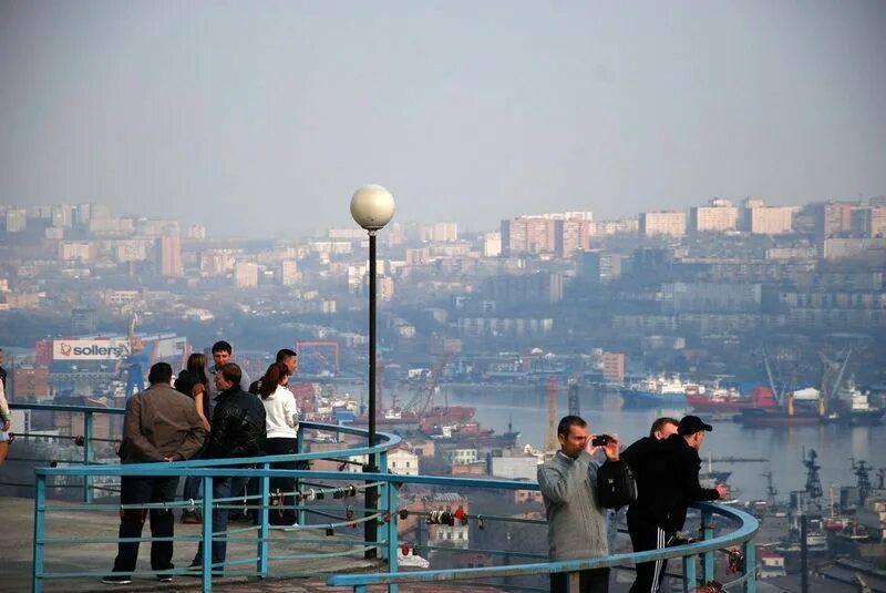 Смотровая площадка владивосток. Орлиное гнездо Владивосток смотровая. Видовая Орлиное гнездо Владивосток. Смотровая площадка Орлиное гнездо города Владивостока. Видовая площадка Орлиное гнездо Владивосток.