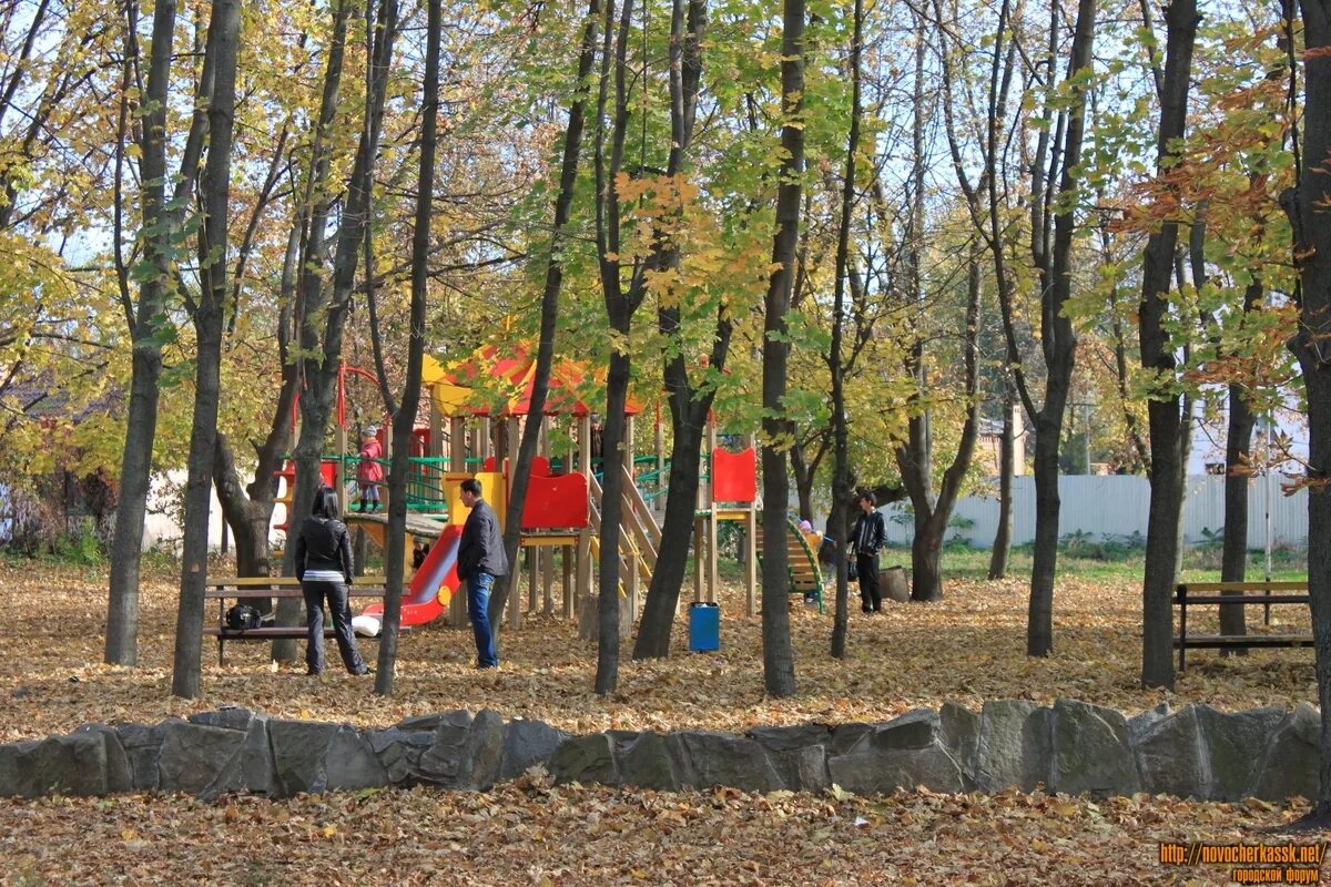 Релиз парк новочеркасск купить. Александровский парк Новочеркасск. Центральный парк Новочеркасск. Новочеркасский Александровский парк осенью. Александровский парк Новочеркасск аттракционы.