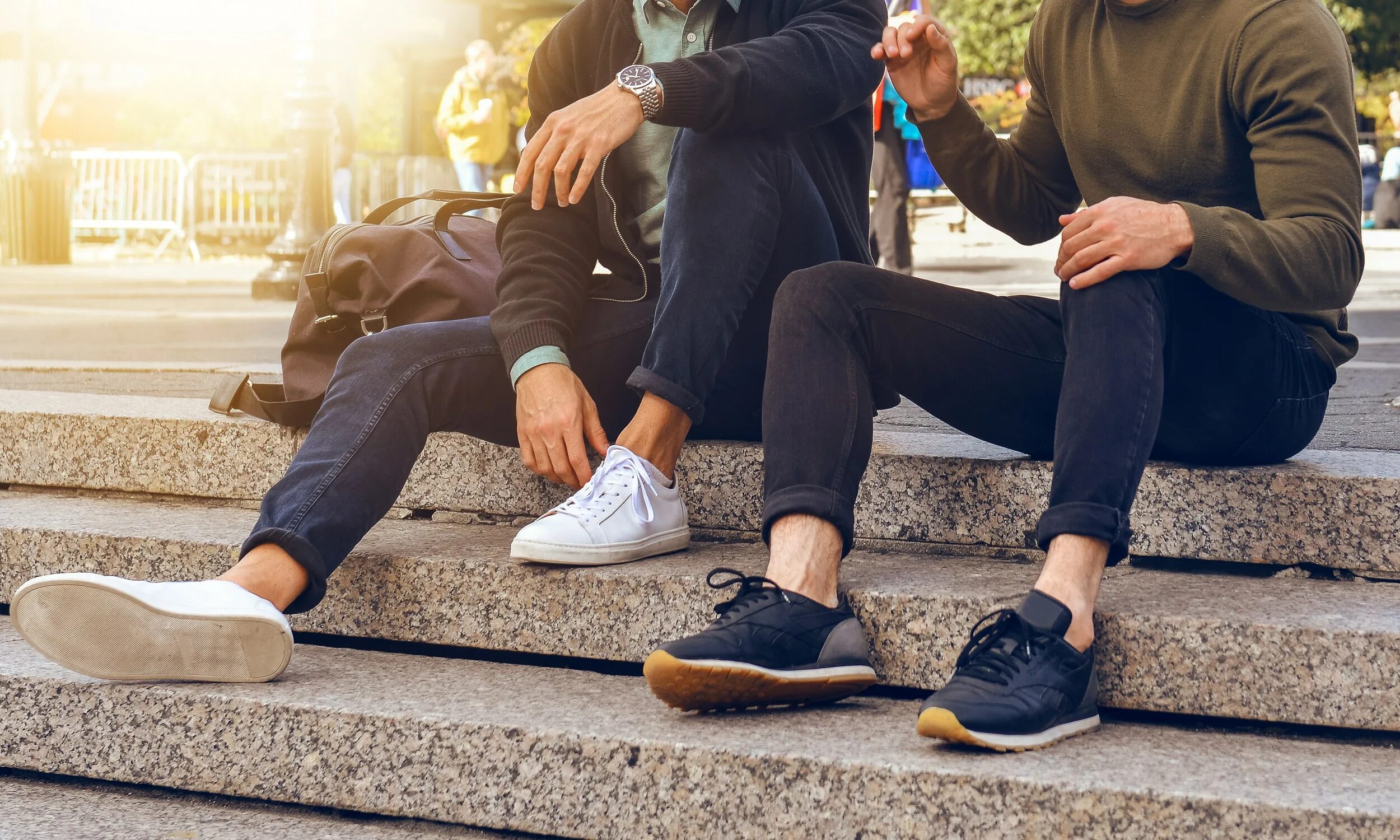 Два парня гуляют. Два парня идут за руку. Два парня гуляют. Люди гуляют в парке. Два парня на прогулке.