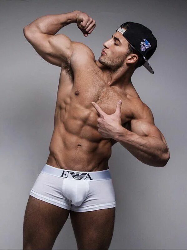 Gays fitness. Кэмерон МАКЭЛРОЙ. Накаченные парни в трусах. Накаченный мужчина в трусах. Мускулистые мужчины в трусах.