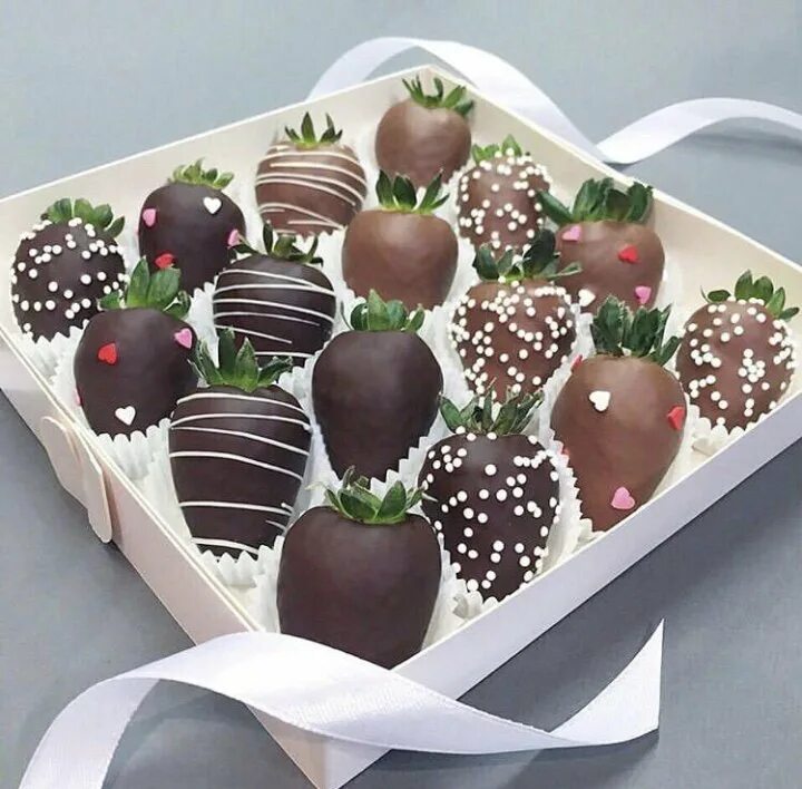 клубника в бельгийском шоколаде. фрукты и шоколад. клубника в шоколадной глазури. клубника в глазури. подставка для клубники в шоколаде.