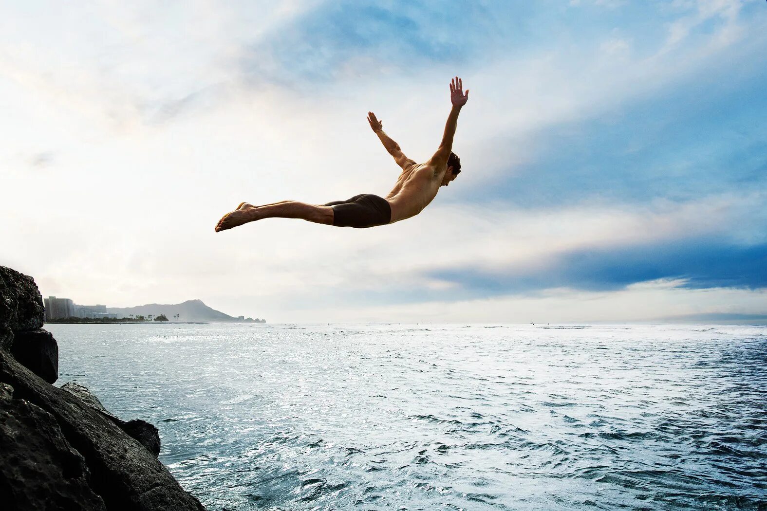 канатоходец над пропастью. смелость иллюстрация. сильный духом человек. фото храбрости.