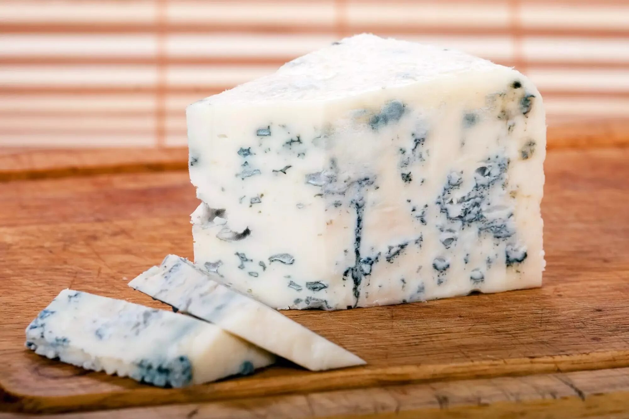 Почему сыр с плесенью. Рокфор, Бри, горгонзола. Сыр Blue Cheese. Камамбер и горгонзола. Сыр с плесенью.