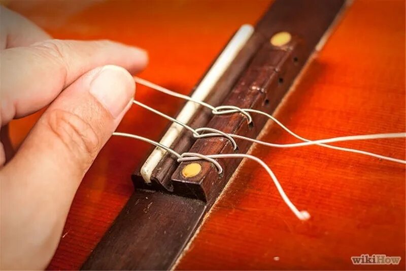 Замена струн на акустической. Крепление нейлоновых струн на классической гитаре. Нейлоновые струны dcv100nb. Нейлоновые струны на классическую гитару Bellucci bc3820. 6 Струна крепление классика.