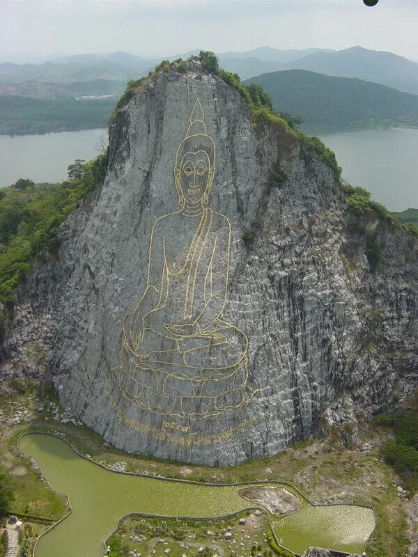 будда из золота в тайланде на горе. гора золотого будды в паттайе. скала будды. будда на горе в паттайе. скала будды.