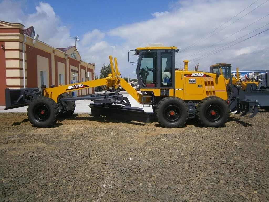 Грейдер gr135. Автогрейдер gr135. С. Нож грейдера xcmg gr3005 перфорированный. Автогрейдер xcmg gr135.