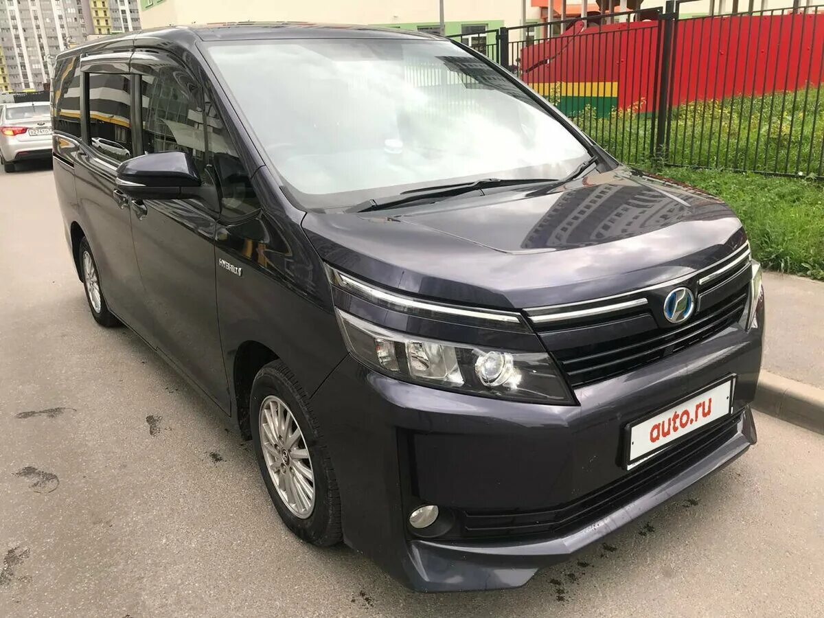 Voxy гибрид. Toyota Voxy Hybrid 2014. Тойота Вокси гибрид. Toyota Voxy 2014 1.8 Hybrid. Тойота Вокси 2016.