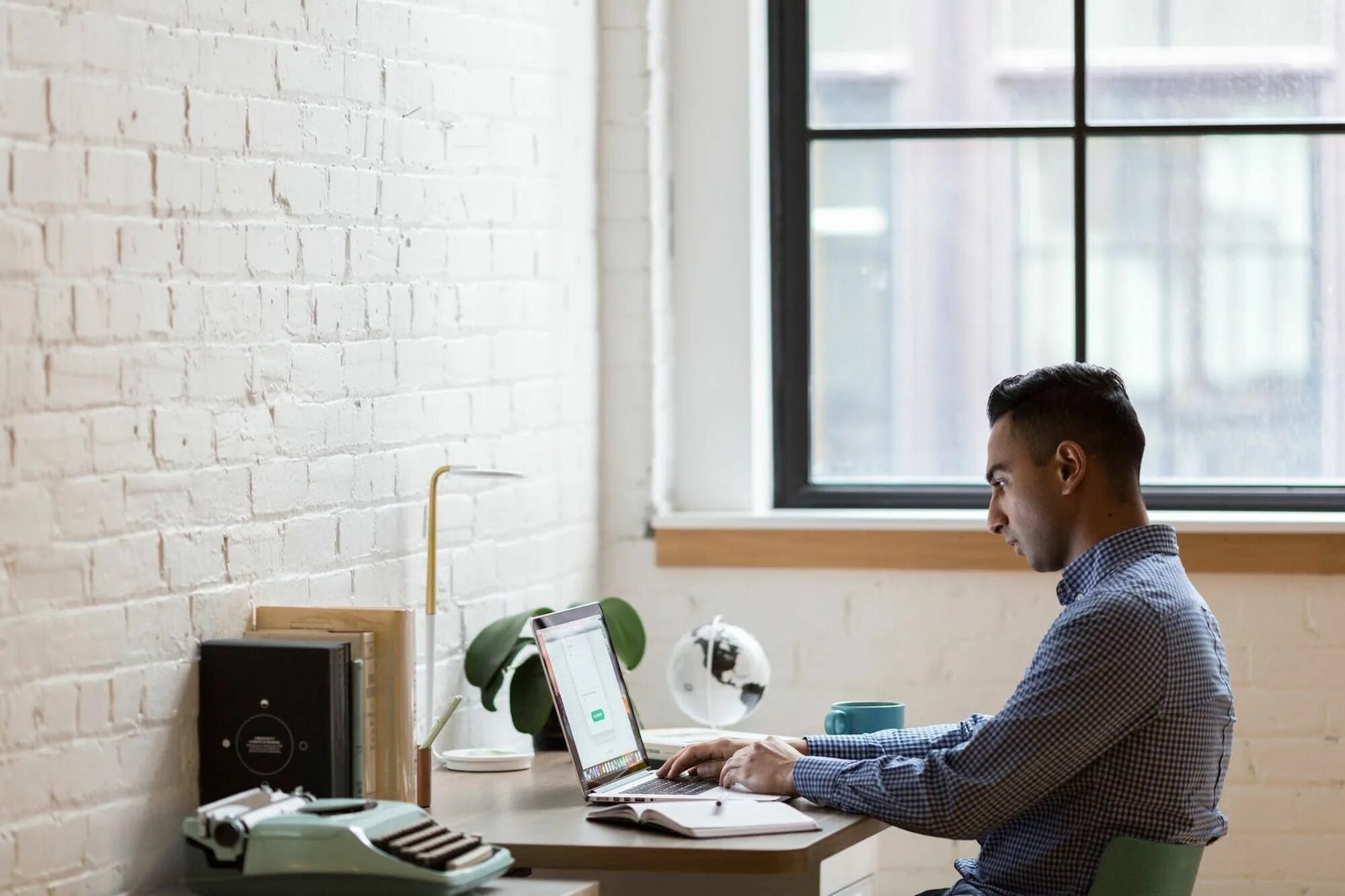 People work at home. Человек возле стола. Мужчина работает. Неинтересные профессии. Компьютер для работы в офисе.