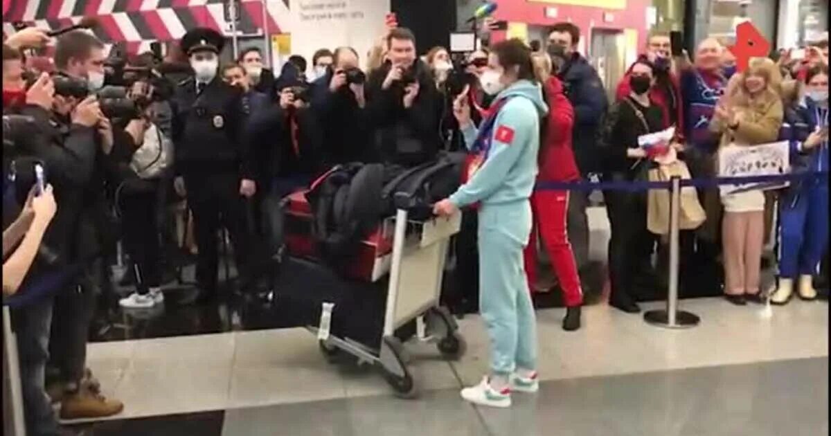 Аэропорт домодедово место встречи. Шереметьево пассажиры. Болельщики россии. Аэропорт домодедово информационная стойка с7. Встреча в аэропорту терминал д в шереметьево.