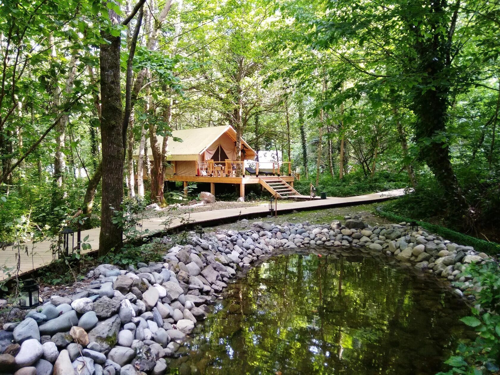 Garuda glamping abkhazia. Глэмпинг лес красная Поляна. Глэмпинг спа Сочи. Глэмпинг лес Сочи Чвижепсе. Глемпинг Гаруда глэмпинг Абхазия.