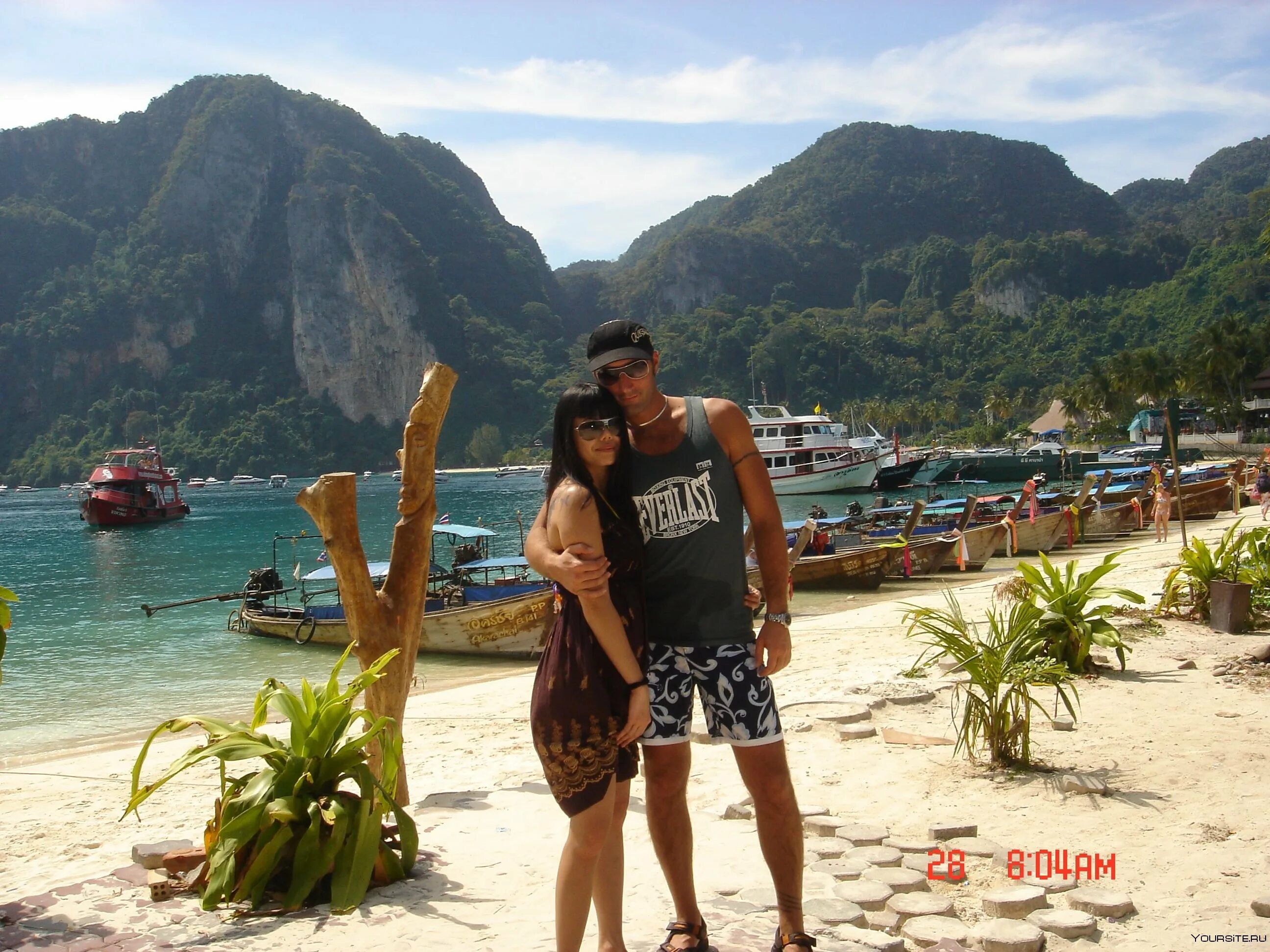 Таиланд туристы. Курортный остров пхукет. Реальные пляжи тайланда. Майя бэй 2022. Тайланд фото туристов.