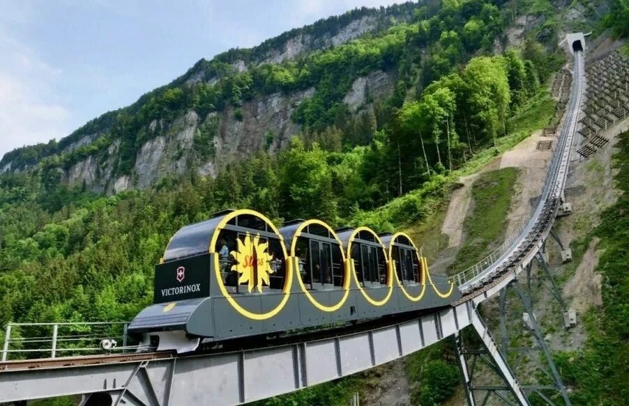 Что такое фуникулер. Фуникулёр stoosbahn. фуникулерная станция. фуникулерный транспорт. фуникулерная станция в горах.