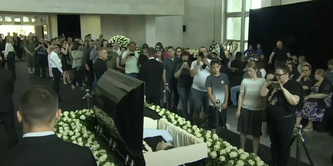 Фото навального в гробу крупно. Оркестр на похоронах. Открытые гробы с покойниками.