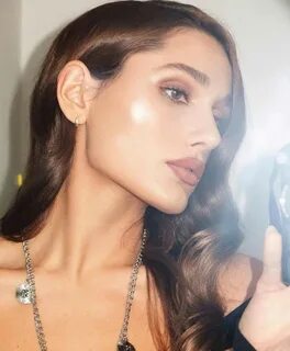 25-летняя дочь Зейна из "Клона" влюбила в себя фанатов отца 