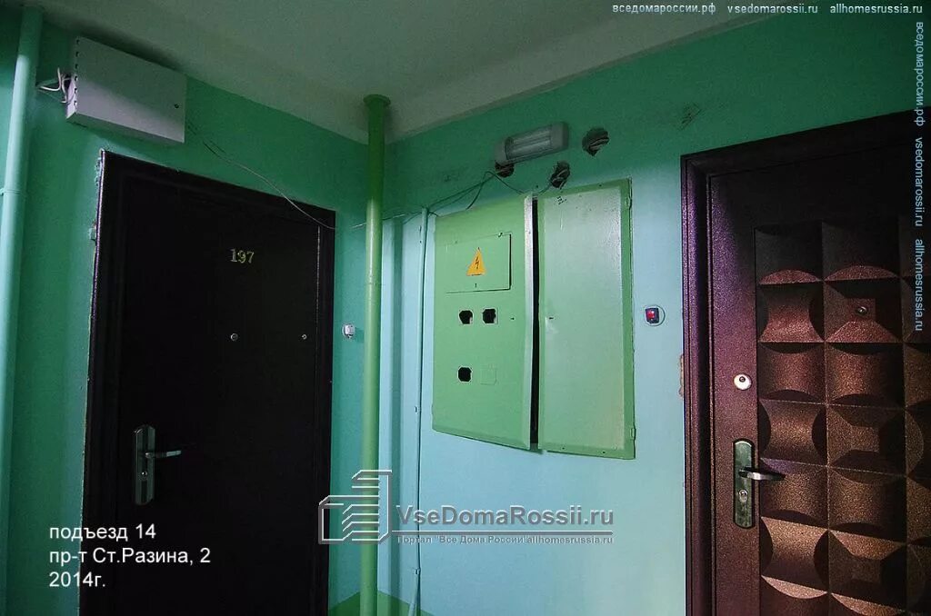 Подъезд квартиры. Квартирная дверь в подъезде. Металлическая дверь в подъезд салатовая. Номера квартир в подъезде на этаже.