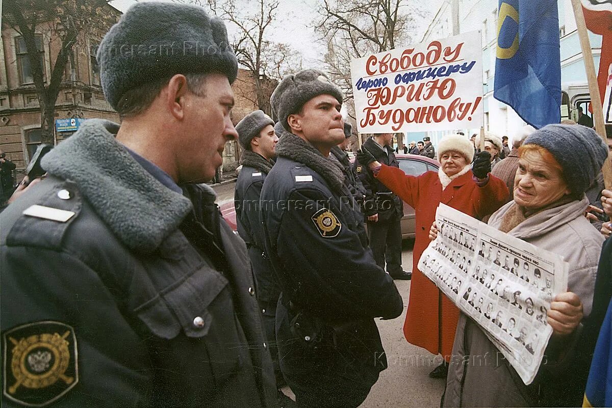 Митинг девушек. Митинг у здания. РНЕ митинг. Движение русское национальное единство 90 годы фото. Девочка на митинге.