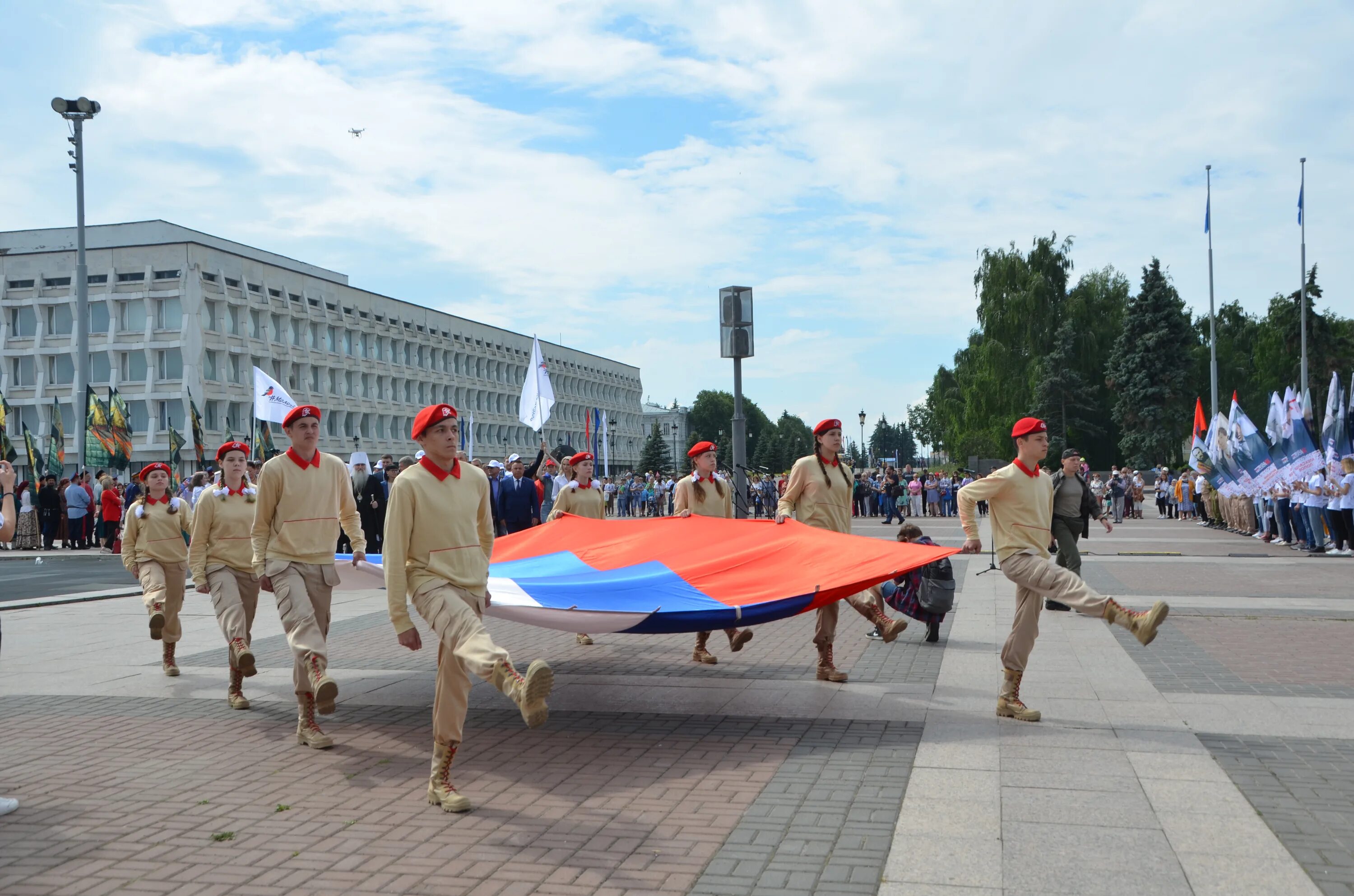 12 июня 2018. Празднование дня России Ульяновск. Празднование дня России Ульяновск площадь Ленина. Ульяновск празднование дня Победы. Празднование на день России на площади.