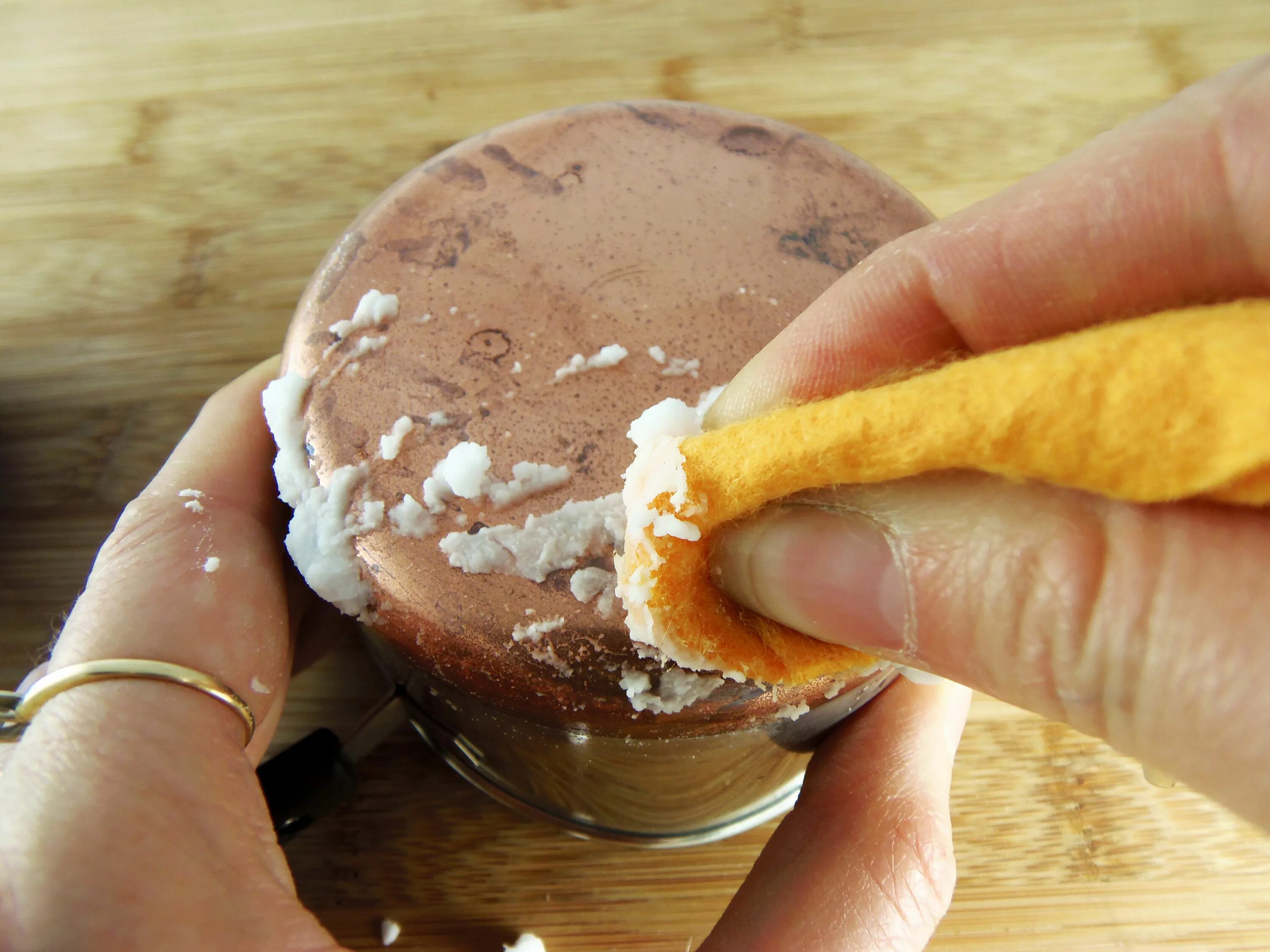 Затем почистить. Чистка кореньев. Паста для очистки кастрюль. Отмыть контейнеры пластмассовые. Чистить медь.