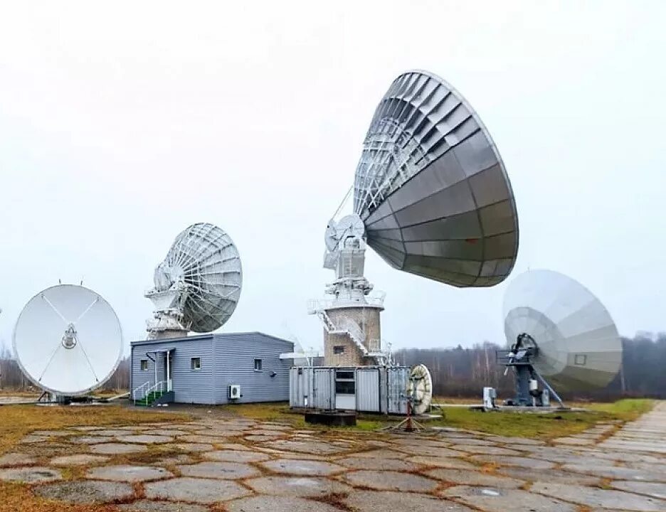Земная станция связи. Земная спутниковая станция hn9400. РТРС спутниковые антенны. РТРС станции связи. Антенна космической связи.
