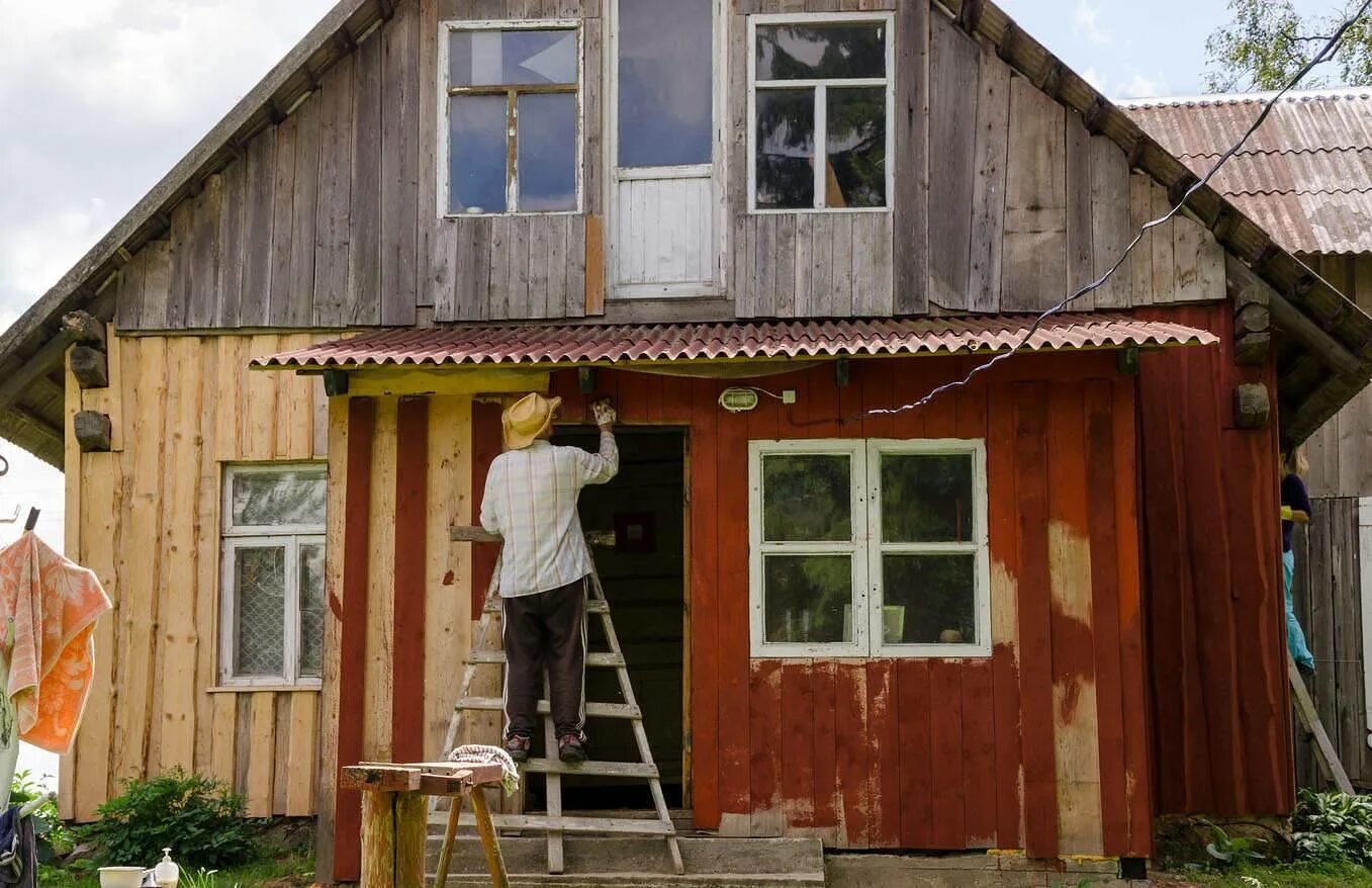 Покрасить старый дом снаружи краской. Старый деревянный дом. Старый деревянный дом снаружи. Дачный дом покраска. Фасад старого дома.
