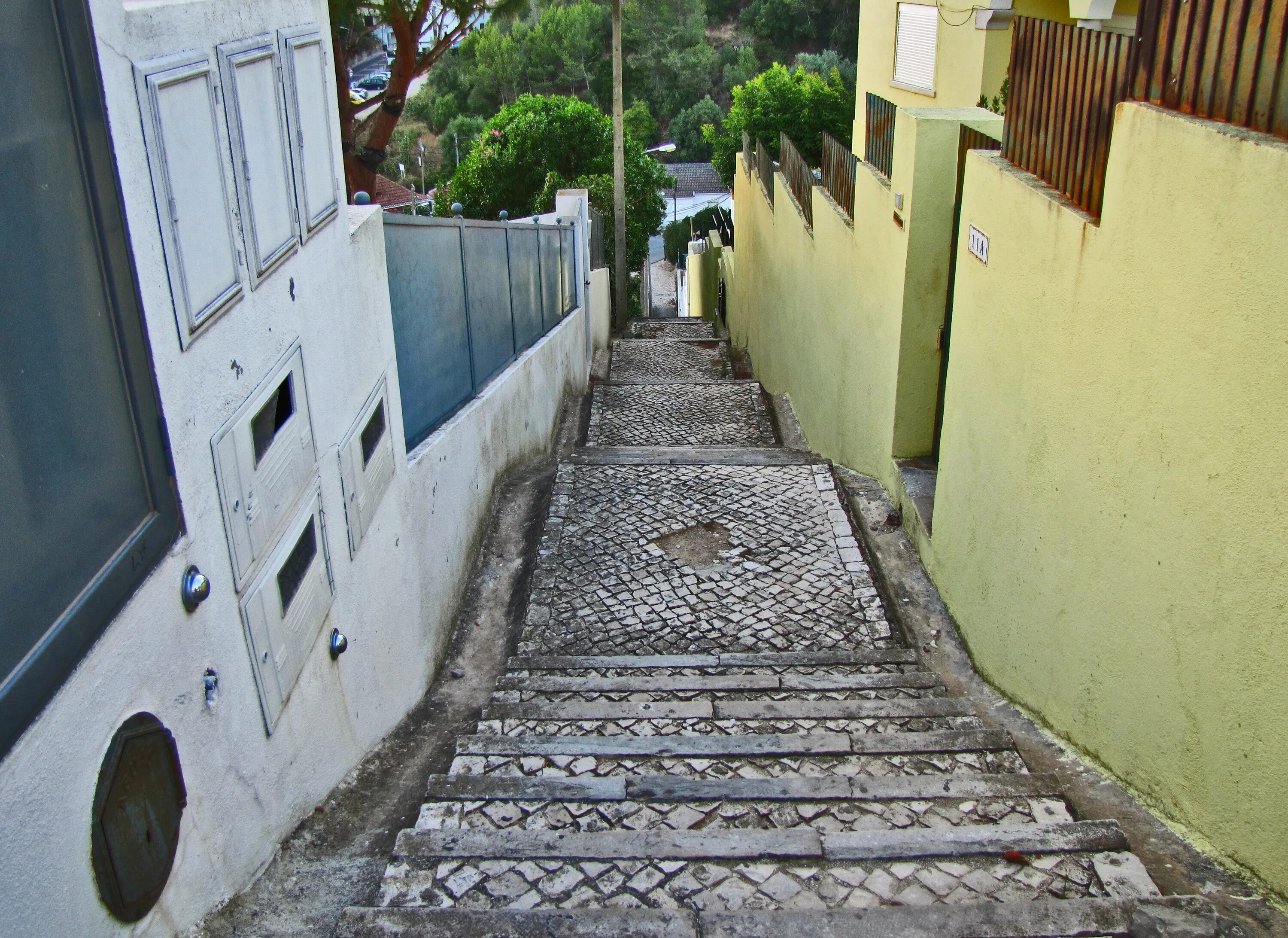 Лестница на улице. Ступеньки на улице. Лестница на улице на тротуар. Улица уходящая вниз.