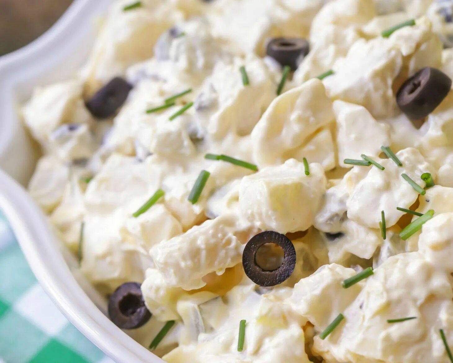 Салат немецкий с картофелем и солеными огурцами. Немецкий салат с соленым огурцом. Американский картофельный салат. Немецкий салат с соленым огурцом. Немецкий салат с соленым огурцом.
