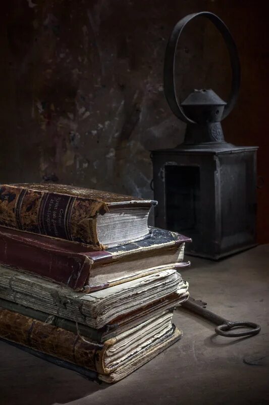 старинная печатная машинка на столе. старые вещи книга. художник рикардо ренедо (ricardo renedo) пейзаж. старые вещи книга. натюрморт со старыми вещами.