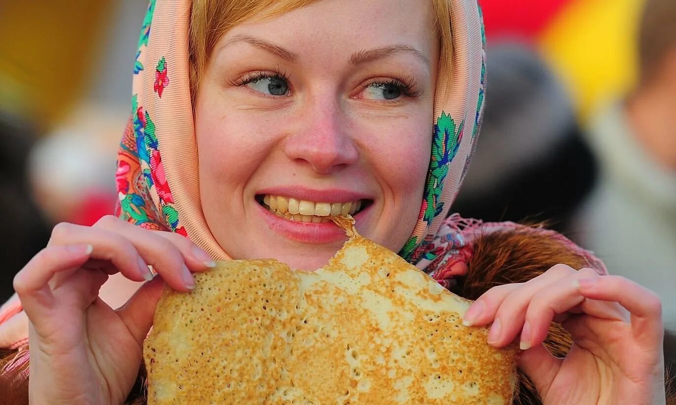 детям о масленице. человек ест блины. блины. масленица блины гуляния. включи клип блин.