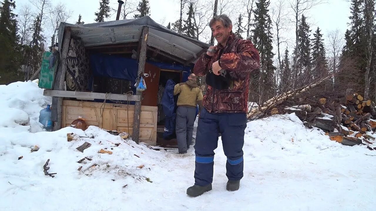 Жизнь в глухой тайге видео. Ночевка в тайге в избушке. Ночевка в зимовье. Зимняя рыбалка в тайге. Рыбалка с ночёвкой в тайге.