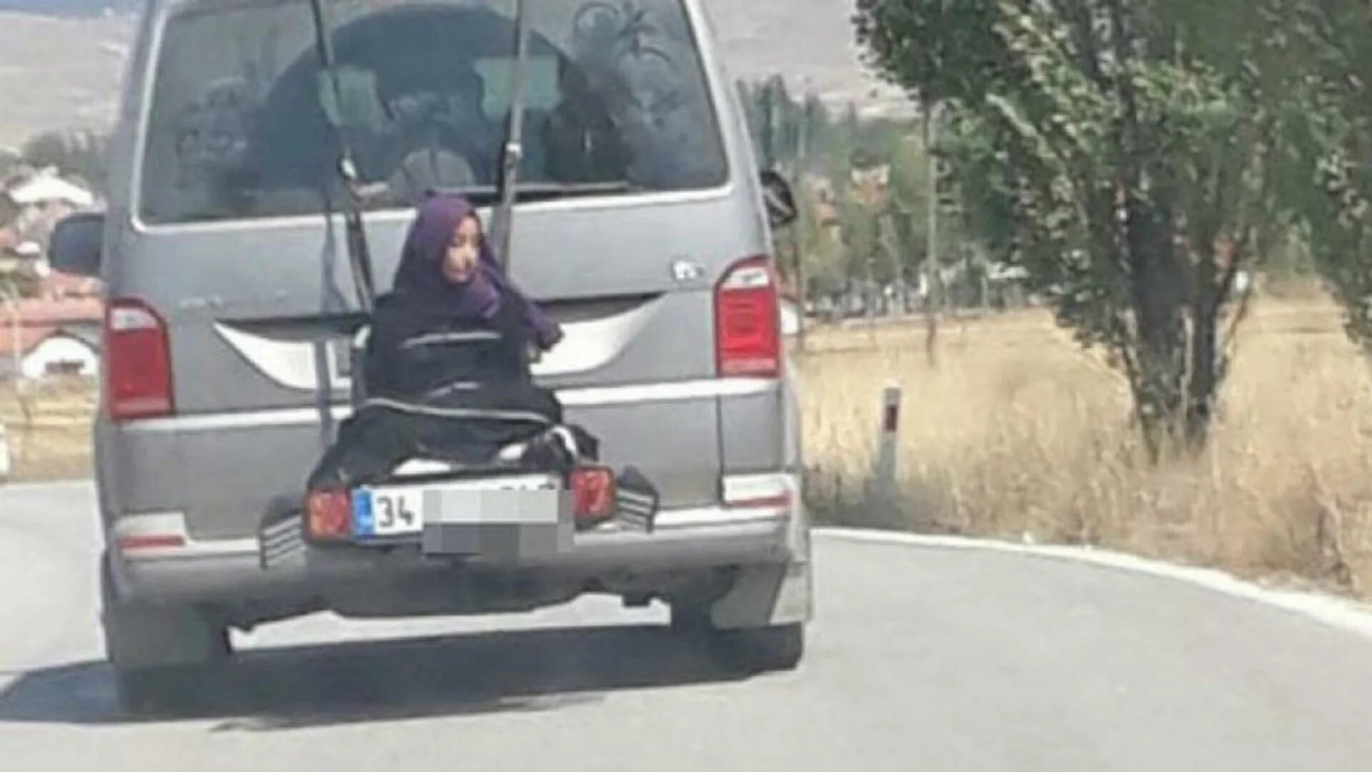 Привязана к папе. Девушка привязана к машине. баба села на фаркоп. девушка села на фаркоп машины. нимфоманка села на фаркоп тачки.