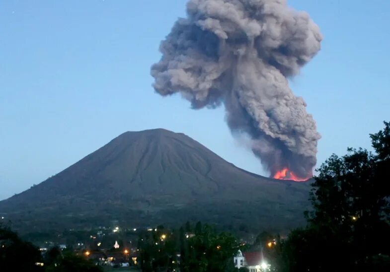 Вулкан мон пеле извержение. Вулкан локон. Самые известные вулканы мира на карте. Гора тамбора. Остров ява фото.