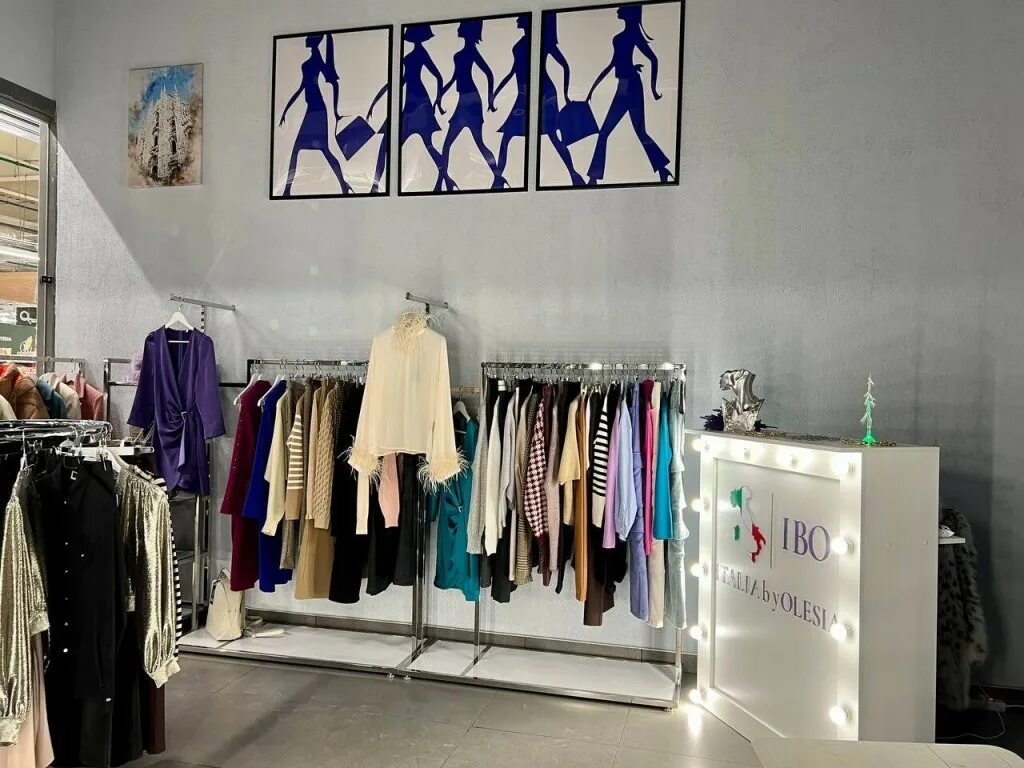 бутик марина ринальди. итальянский шоу рум одежды. интерьер шоурума женской одежды. итальянский шоу рум одежды. мини шоурум одежды.