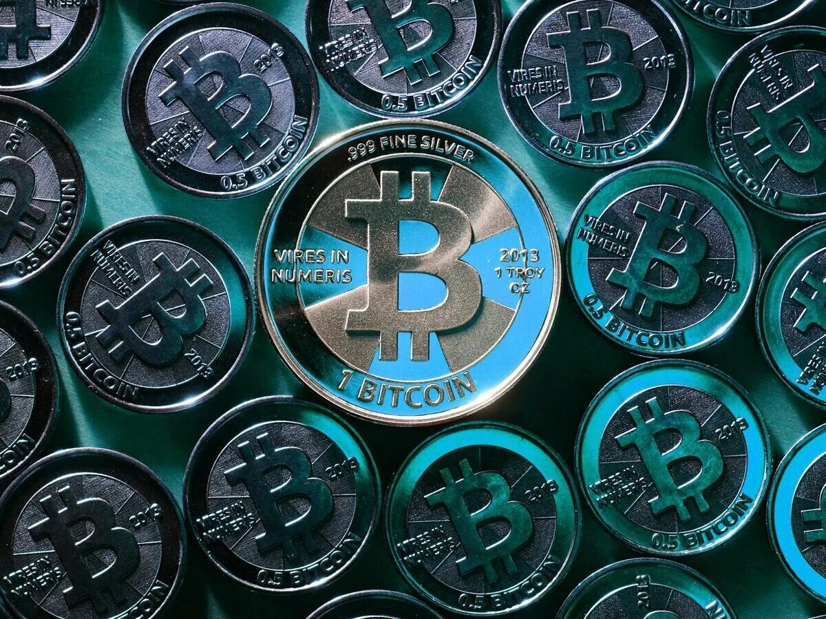 Крипто токены. Биткоин. биткоин обои. монеты криптовалют. зеленый биткоин.