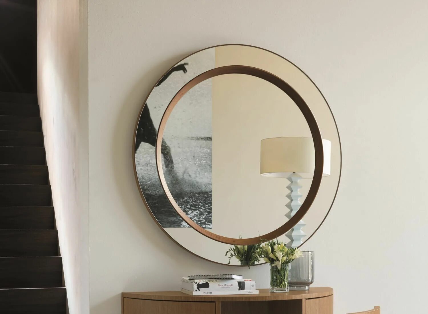 Круглое зеркало в интерьере прихожей Geloo Large Round Circle Mirror- 27.6" Modern Vanity Mirror Bronze Brushed Metal