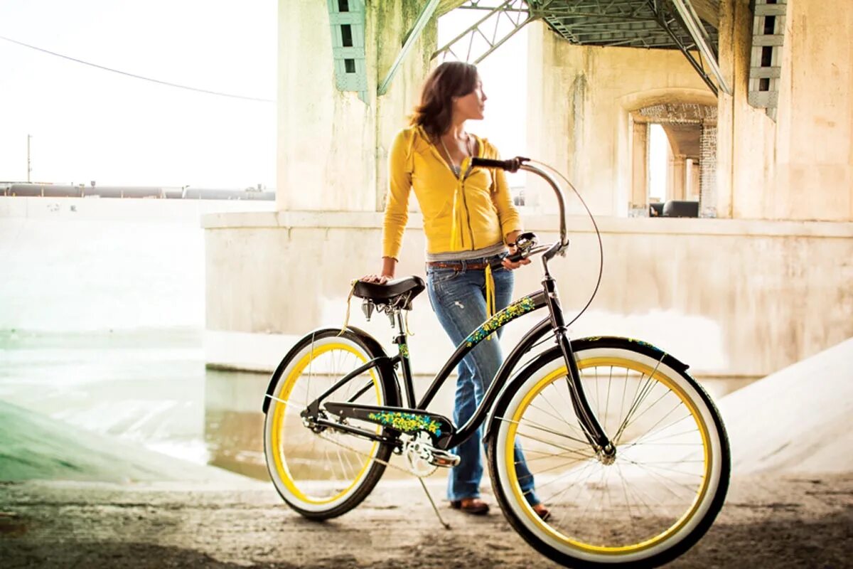 Велосипед в хорошем состояние. Велосипед Electra Townie. Езда на велосипеде по городу. Велосипед женский яркий. Удобный велосипед.