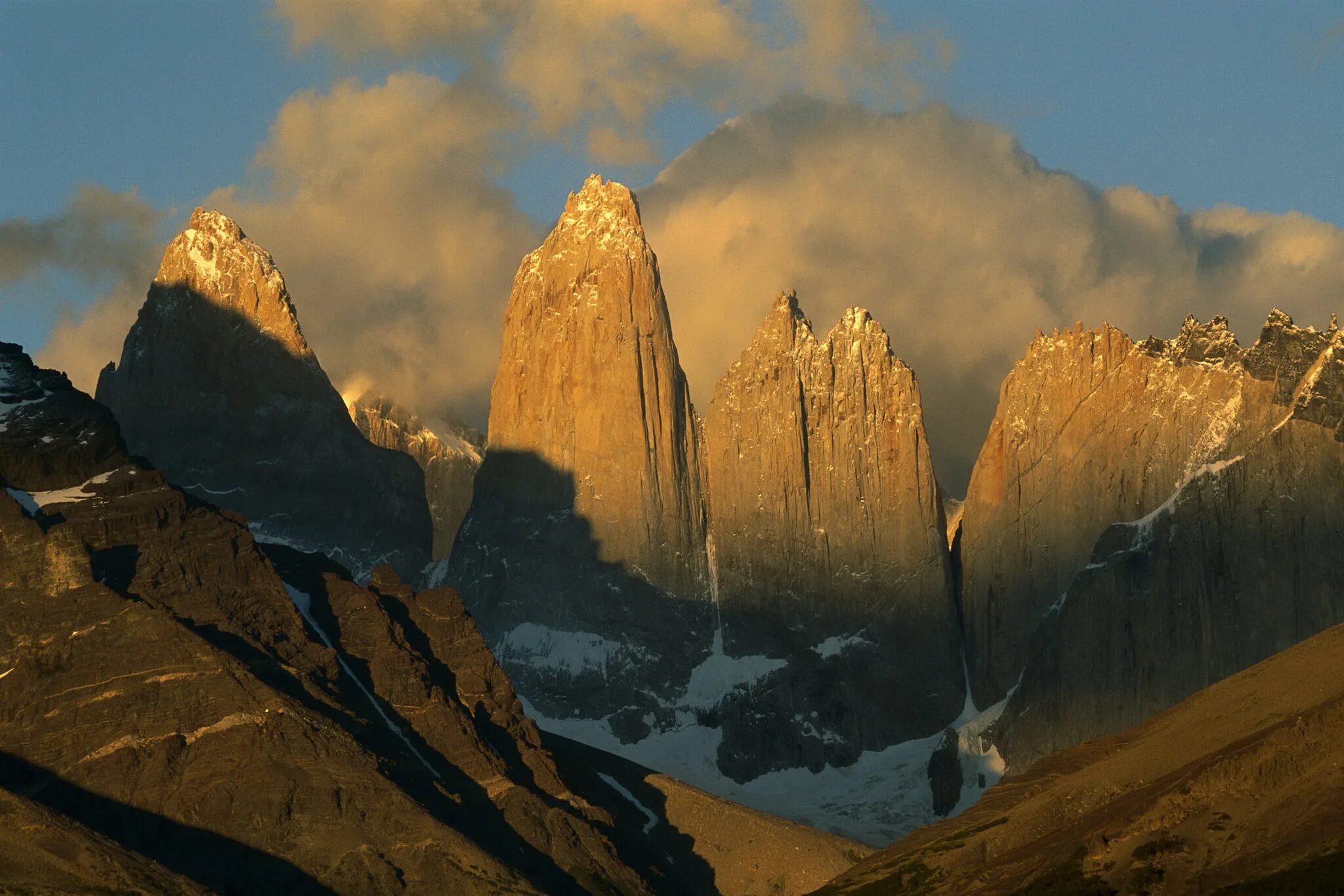 Невероятные горы. Торрес Пайне горы вертикальное. Национальный парк Торрес-дель-Пайне Чили. Горы Хуаншань, Китай. Горы скалы.