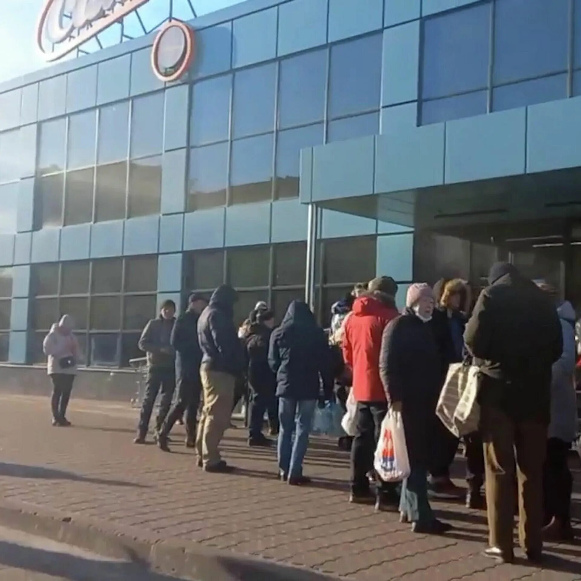 Столкновение поезда с машиной. Пожар на нефтебазе в воронеже. Новости 28 июня 2024. М6 односторонняя дорога-. В котласе на восточном шоссе перевернулась фура 2022.