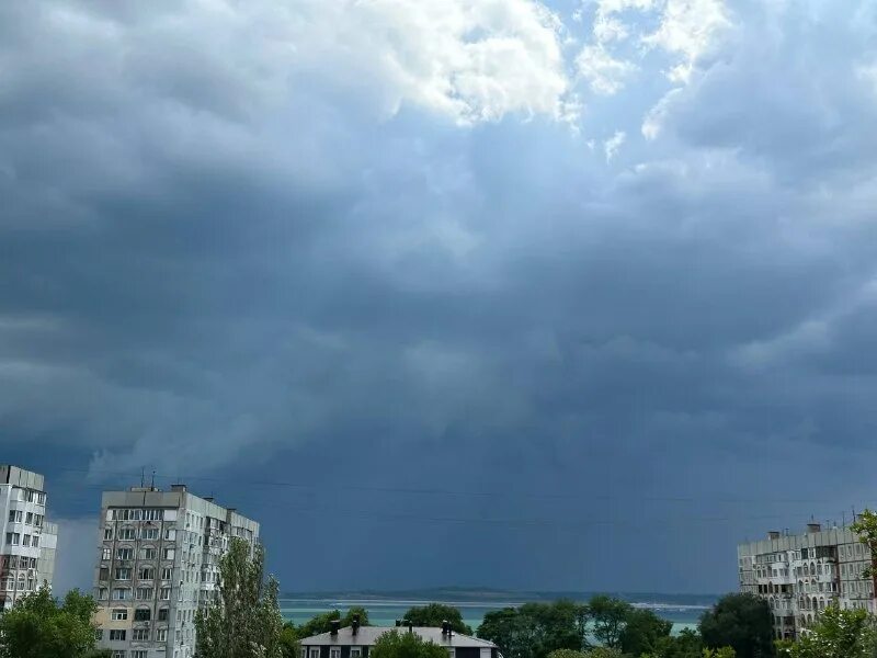 Поднялась над рекой темная туча загромыхал. Солнце сквозь тучи эстетика. Темные дождевые тучи. Диктант большая туча. Чистое небо темные тучи.