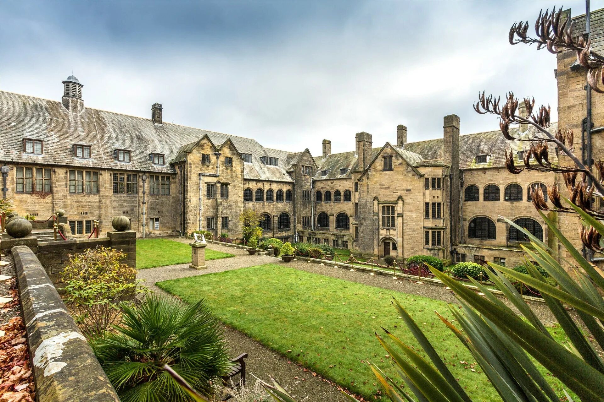 Бангор (Уэльс). Bangor University. Bangor University Campus. Замок Бостонского университета. University address