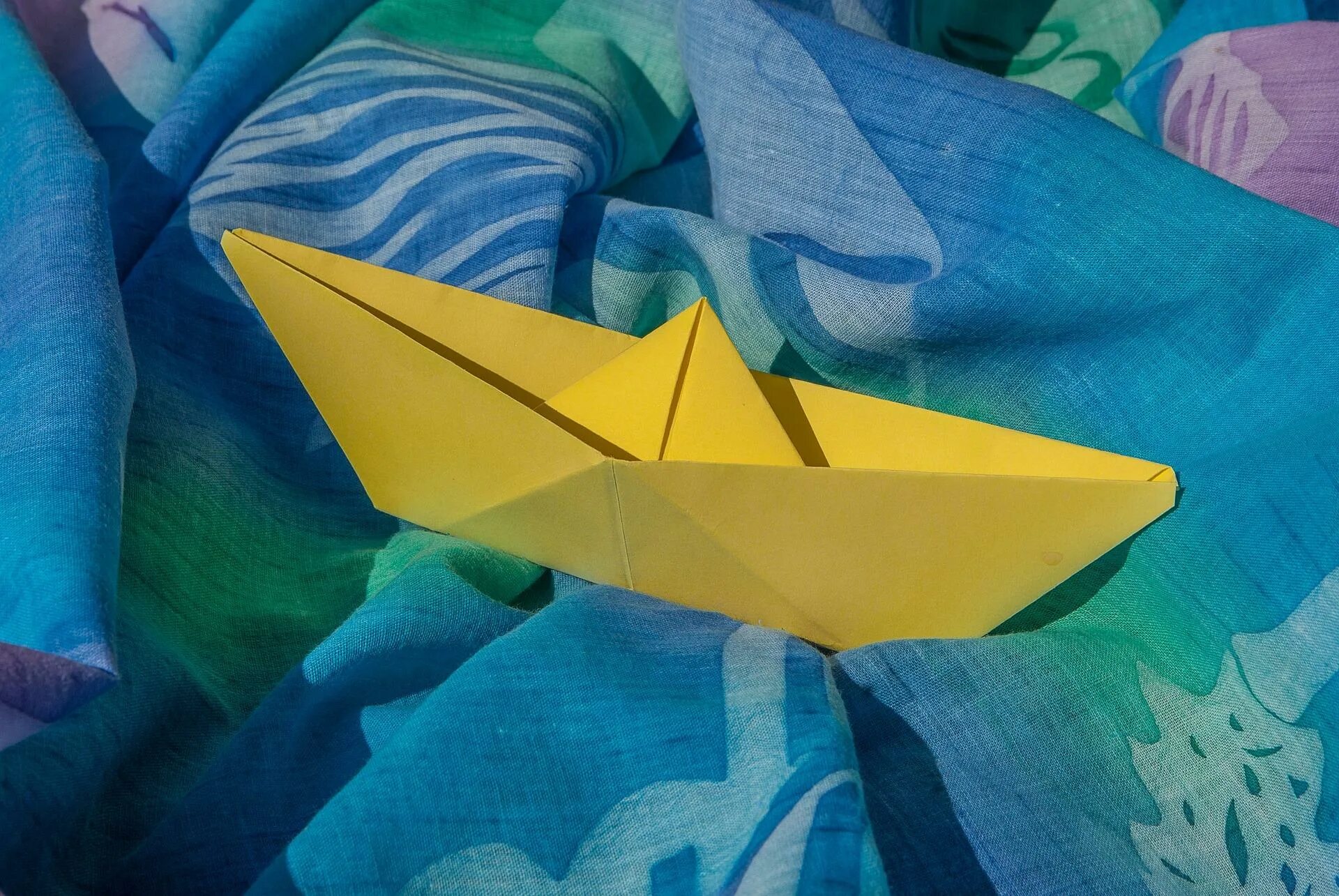 Кораблик из бумаги пускать. Оригами кораблик. Бумажный кораблик оригами. Необычный кораблик из бумаги. Кораблик детский из бумаги.