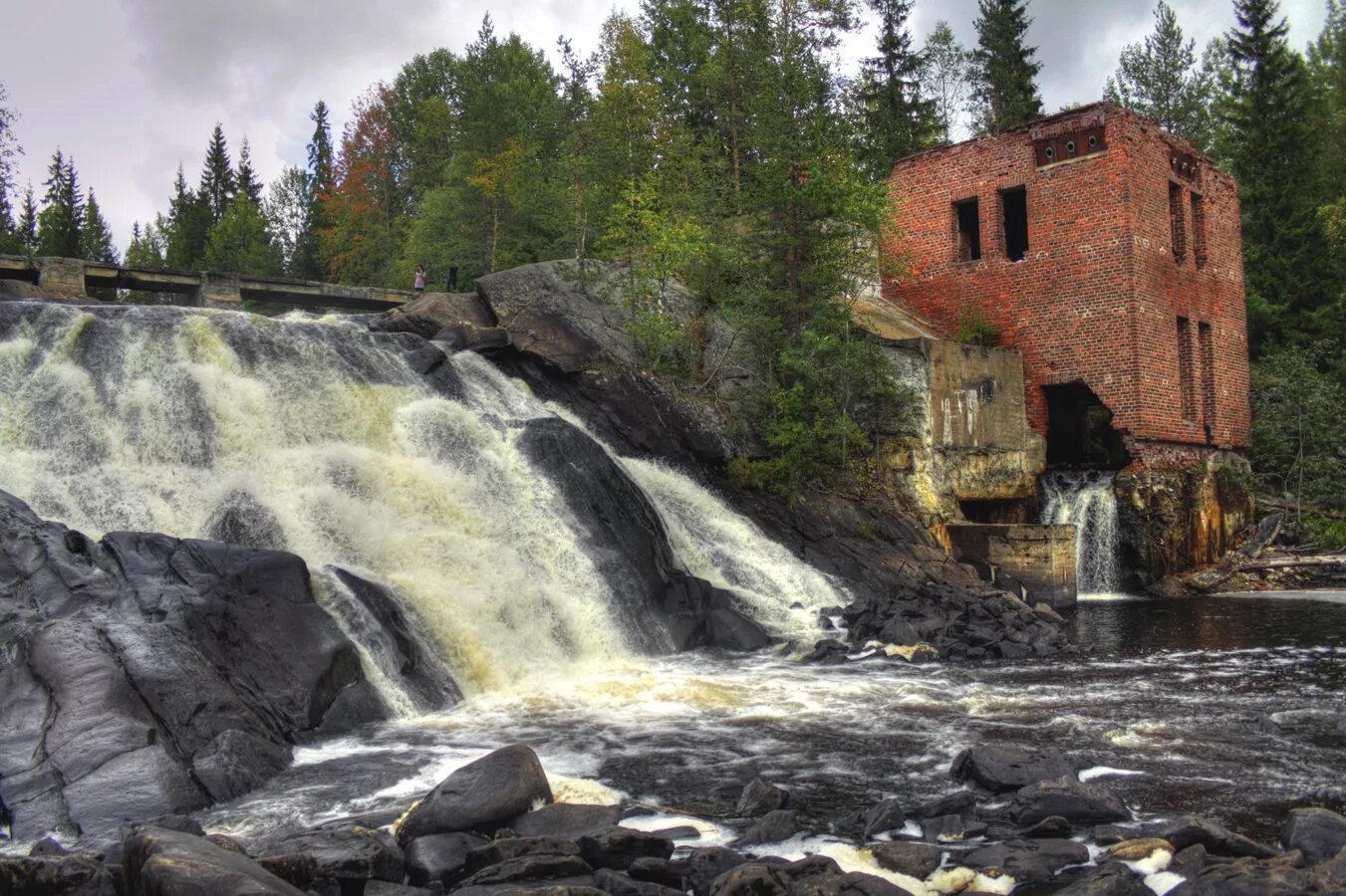 Финские водопады. Рююмякоски водопад. Водопад Рююмякоски в Карелии. Финская ГЭС Рускеала. Водопад Рюмякоски у ГЭС.