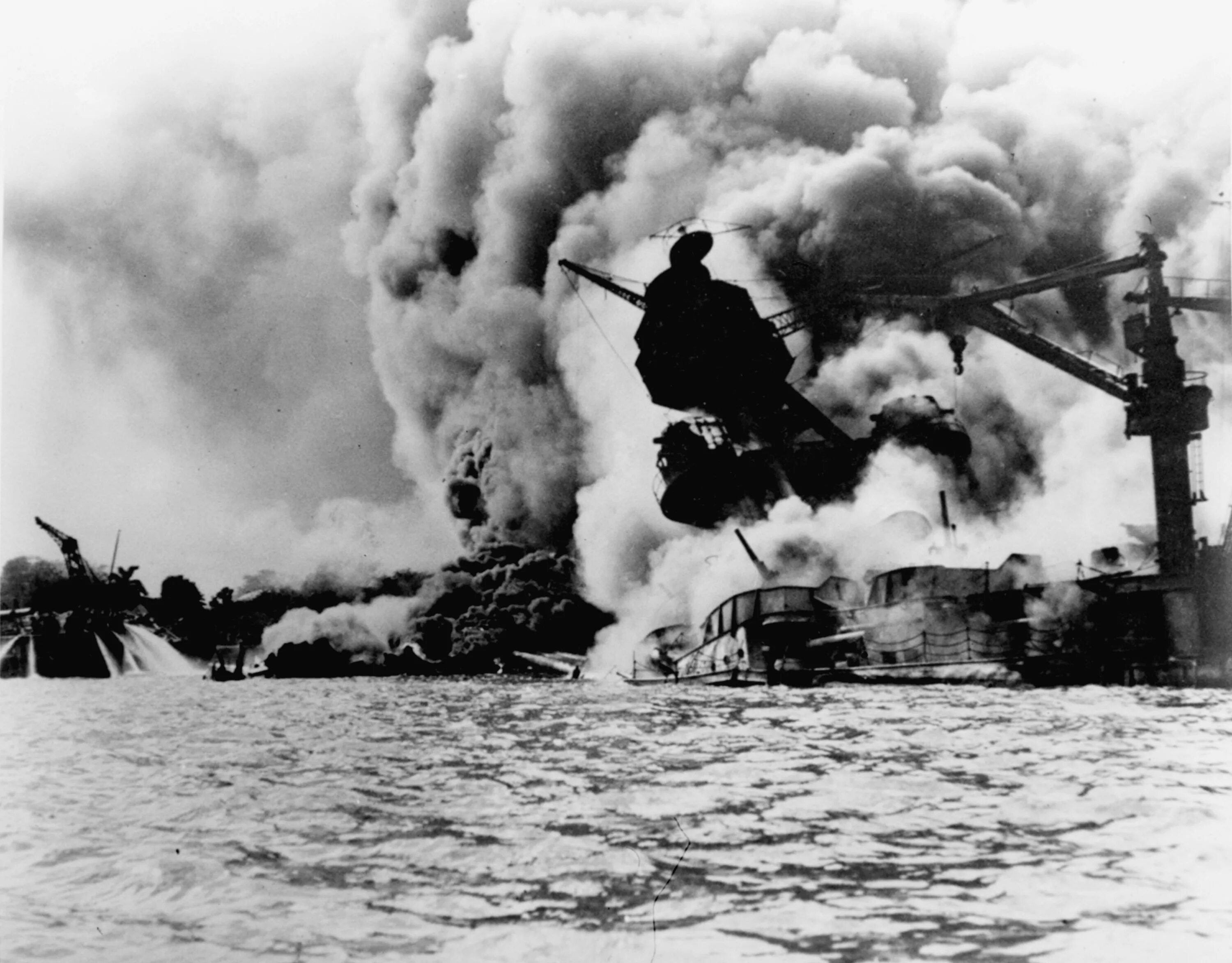 Перл харбор почему напали. 7 Декабря 1941 Перл Харбор. Атака на «пёрл‑Харбор», 7 декабря, 1941. Нападение на пёрл-Харбор 1941. Атака Японии на Перл-Харбор 7 декабря 1941.