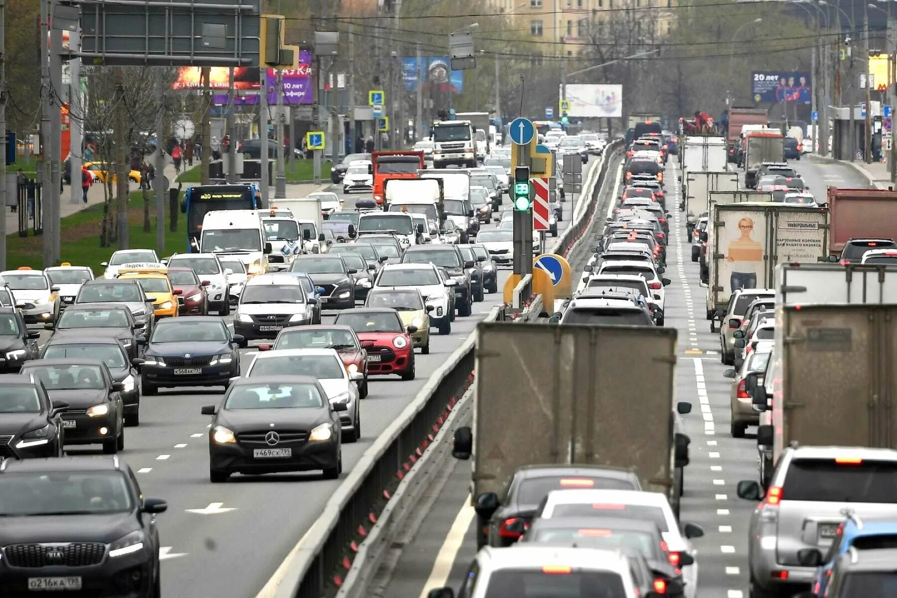 Московские дороги сегодня. Автомобильное движение. Автомобиль в движении. Пробка на дороге. Пробка из машин.