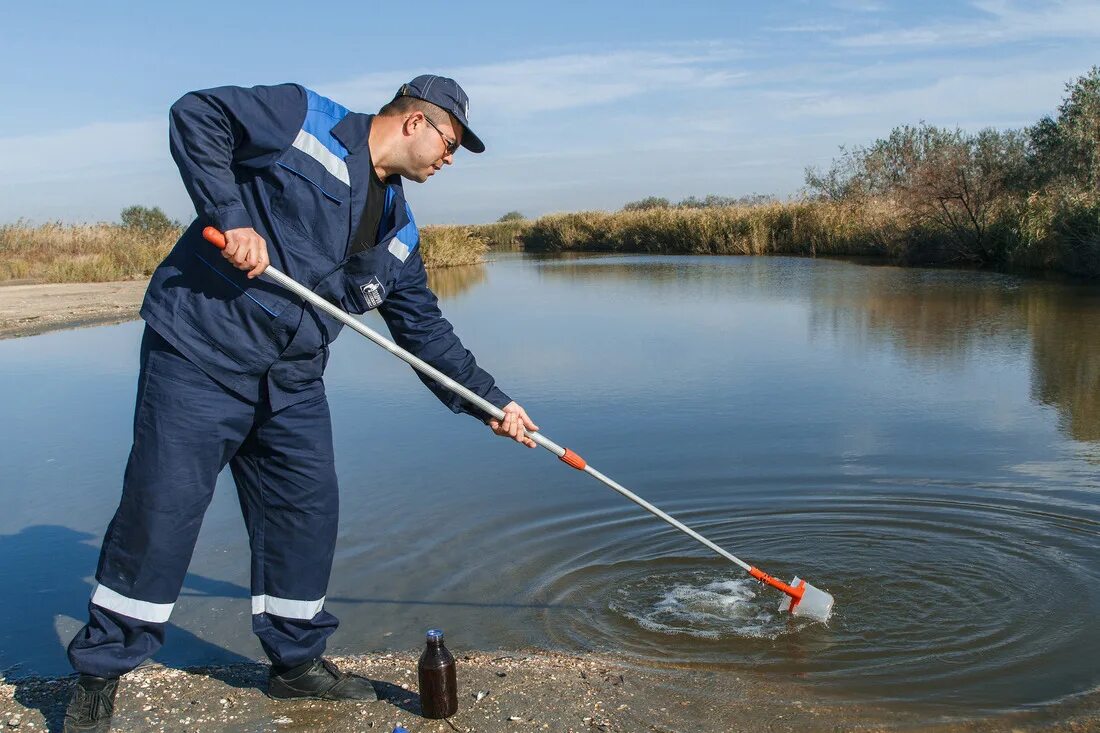 Отбор проб. Пробы воды. Отбор проб воды из реки. Взятие проб воды. Взятие пробы воды