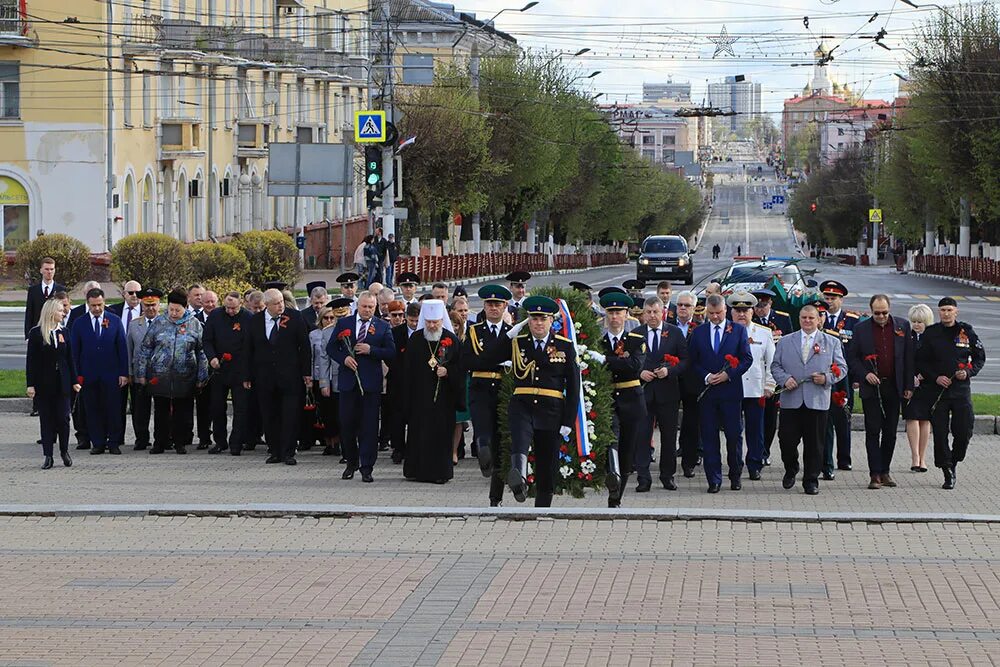 Сайт брянск сегодня. Вечный огонь Брянск. Возложение венков на 9 мая Мамаев Курган. Возложение цветов к обелиску Победы в Кургане. Возложение к Вечному огню в Кремле Великий Новгород 9 утра.