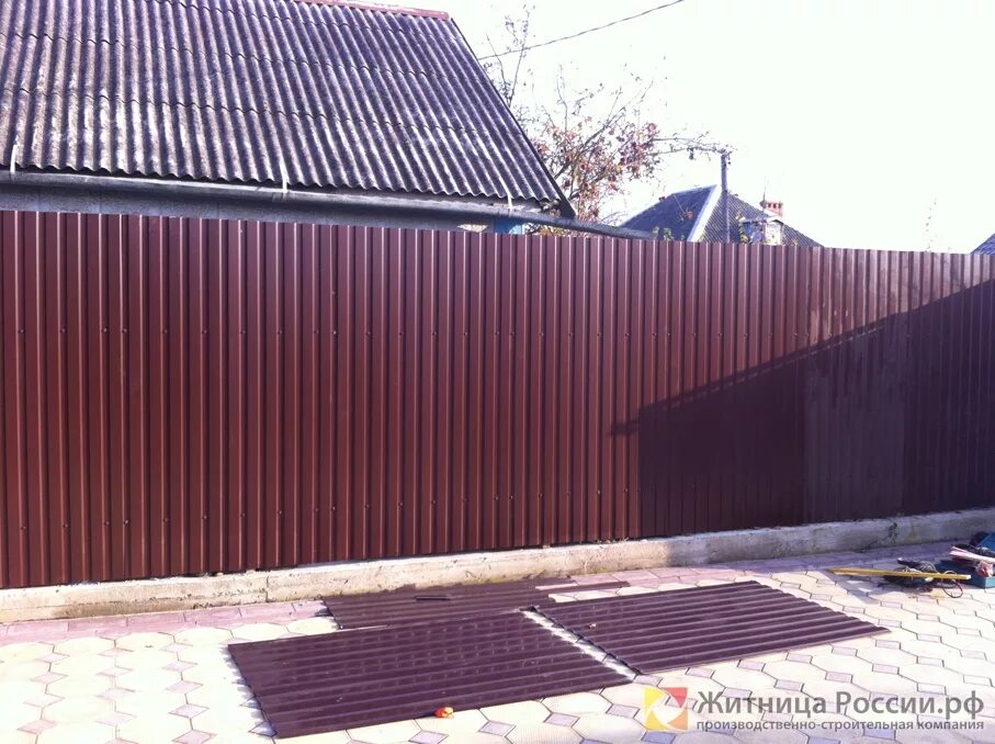 профнастил новороссийск. нс44 окрашенный профлист. забор из металлопрофиля с щелью. профнастил с21 ral 3005. мп-10 профлист металлпрофиль.