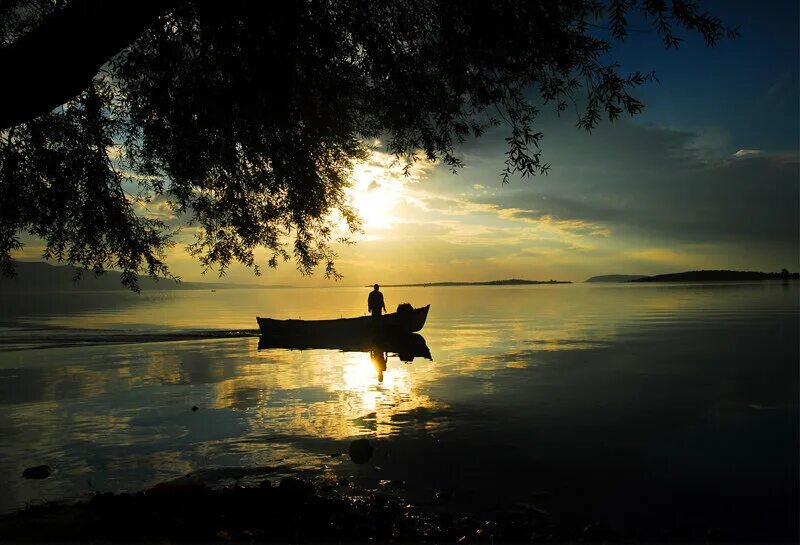 Вдали от берега. Человек в лодке. Ночное озеро. Одинокая лодка. Человек в лодке на закате.