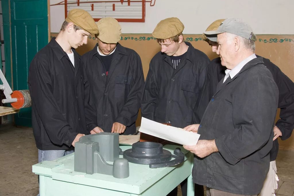 Модельщик по деревянным моделям в литейном производстве. Модельщик литейного цеха. Модельщик. Профессия модельщик литейного производства. Модельщик деревянных моделей.